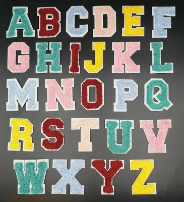 Il ferro su ciniglia rattoppa ricamo dell'alfabeto dell'asciugamano di colori della toppa della lettera il vario