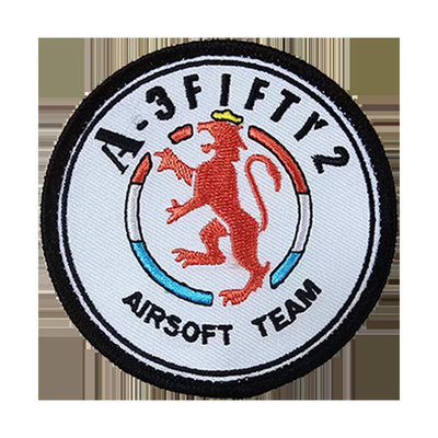 Casella di spedizione di patch di ricamo di ferro su logo personalizzato con imbottitura appropriata