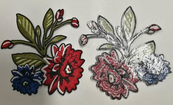 2Pcs/confine bianco Rose Iron On Embroidery Flowers Merrowed di paia per i vestiti