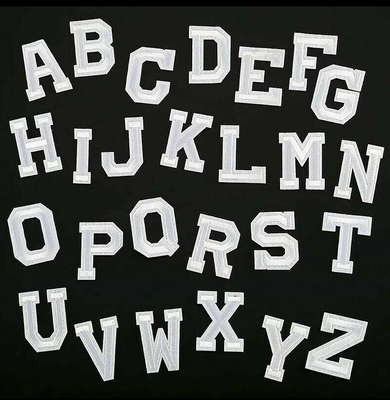 La lettera ricamata bianca rattoppa il ferro su/cuce sui retro vestiti del ricamo dell'alfabeto